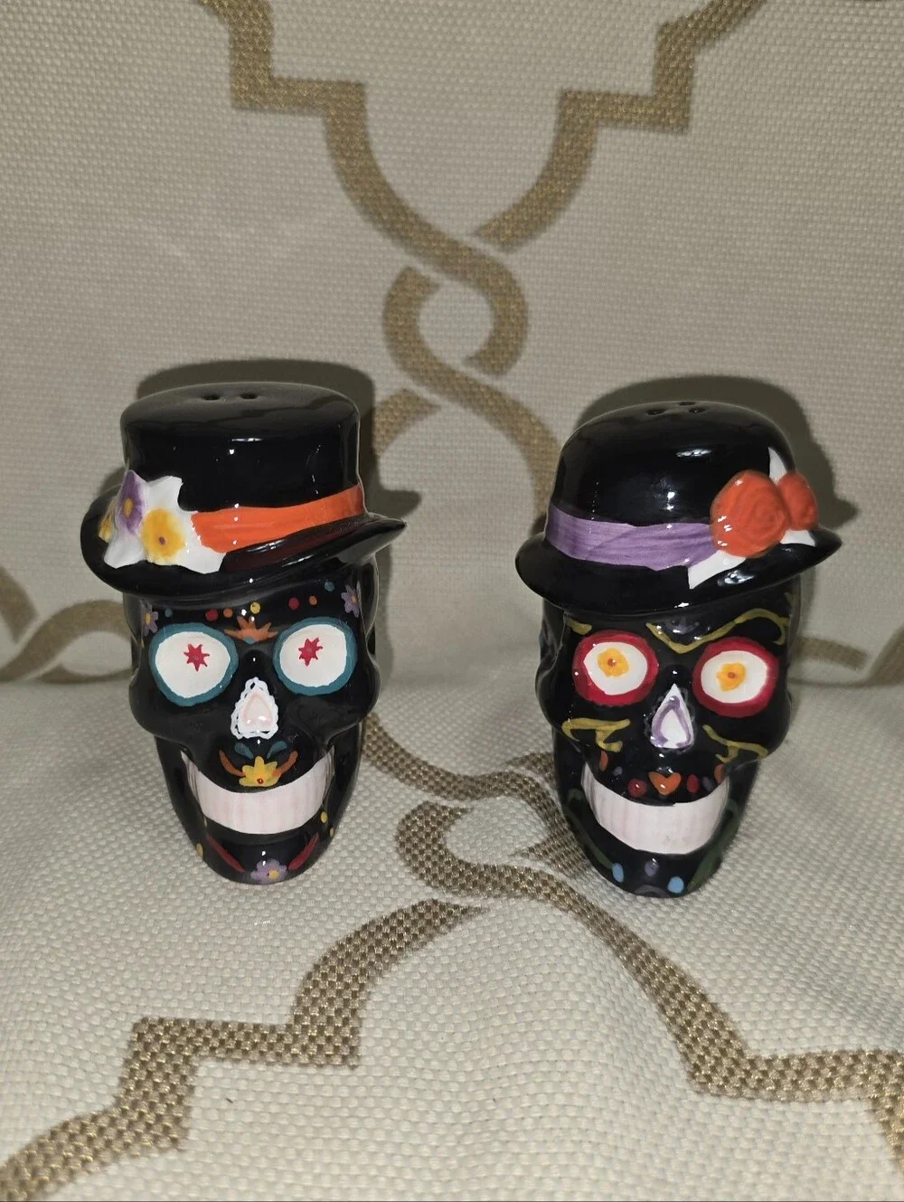 Halloween Skull Salt and Pepper Shakers Day Of Dead Black Skull With Hats New